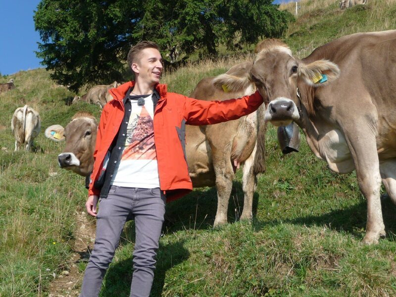 pur+Moderator Eric Mayer auf der Alm. – Bild: ZDF/​Susanne Dittebrand