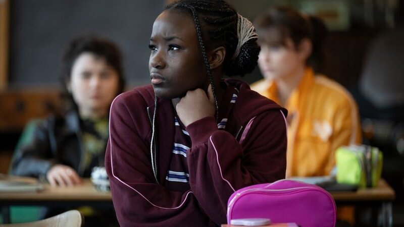 Tracey (Mandipa Kabanda) hat die Fähigkeit unsichtbar zu werden. – Bild: NDR/​Black Camel/​Media Valley