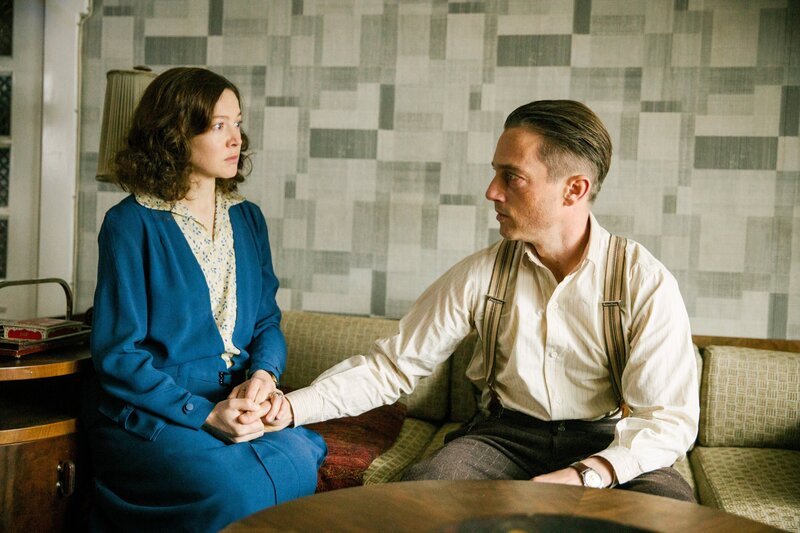 Das Verhältnis zwischen Helga (Hannah Herzsprung) und Gereon Rath (Volker Bruch) ist abgekühlt. – Bild: ORF/​Beta Film/​X Filme Creative Pool GmbH/​Frédéric Batier