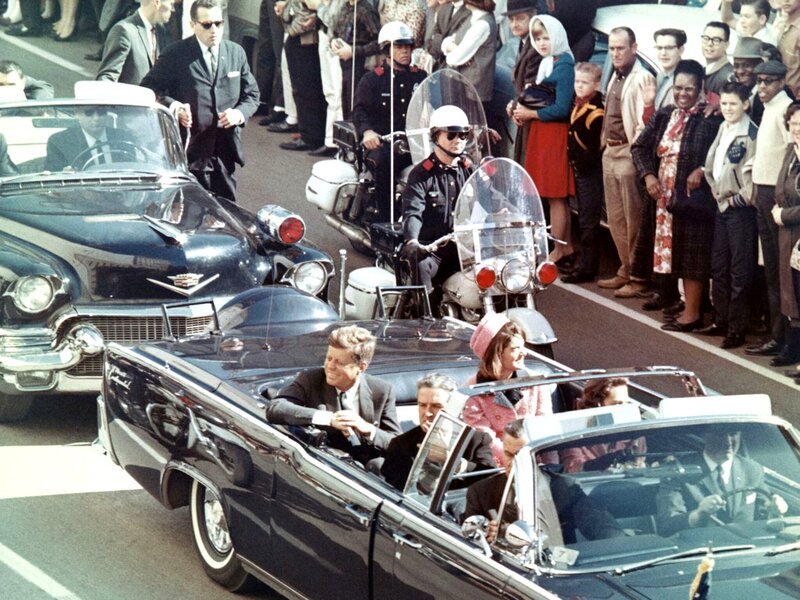 John F. und Jackie Kennedy in Begleitung des texanischen Gouverneurs John Connolly in der Autokolonne von Dallas am 22. November 1963. – Bild: National Geographic