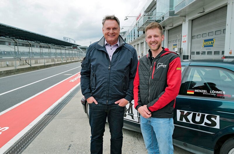 Rennfahrer Max Löhmer dreht Axel Bulthaupt bei Regen einige rutschige Runden auf dem Nürburgring. – Bild: MDR /​ MDR/​HA Kommunikation