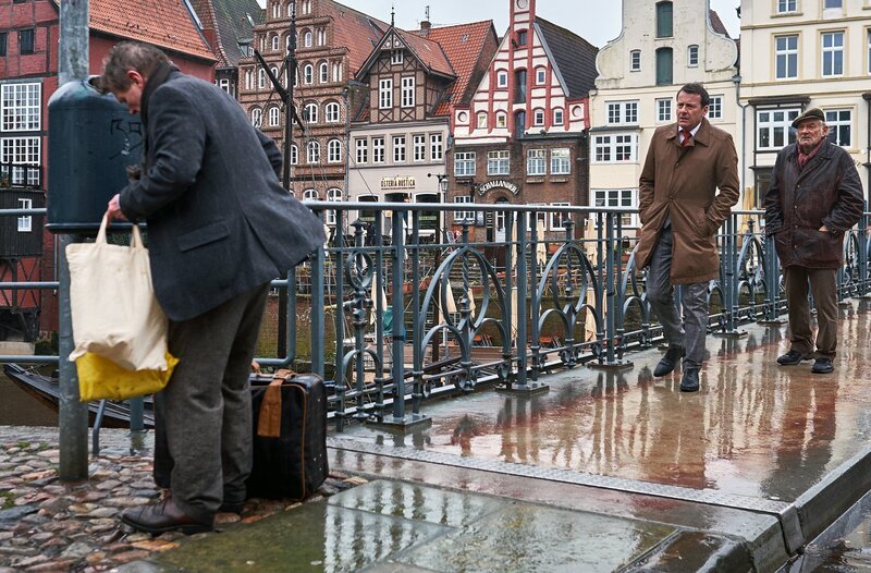 Als Gunter (Hermann Toelcke, 2.v.r. mit Claus Dieter Clausnitzer, r.) sieht, dass Sylvester (Erich Krieg, l.) offensichtlich obdachlos ist, will er sich mit ihm aussprechen. Doch dieser entzieht sich peinlich berührt. – Bild: ARD/​Nicole Manthey