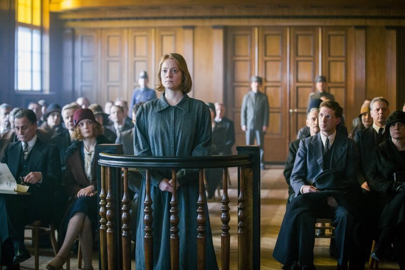 Babylon Berlin, Staffel 3, Folge 4: Die Todesstrafe droht: Leonie Benesch als Greta Overbeck – Bild: ORF/​Beta Film/​X Filme Creative Pool GmbH/​Frédéric Batier