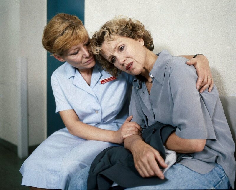 Eine Krankenschwester (Janette Becker, l.) kümmert sich um Vera (Witta Pohl, r.), die Sorge hat, ob ihr Sohn überleben wird. – Bild: Gyula Trebitsch Fernsehprod. GmbH /​ ZDF