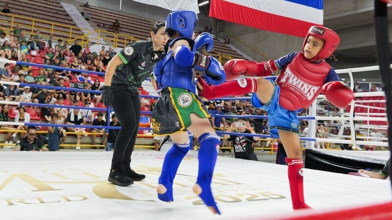 Muay Thai WM in Verona, Italien: Aidan (rechts) zeigt im Ring mit einem präzisen Tritt seine Stärke und trifft seinen Gegner im laufenden Kampf. – Bild: ZDF/​Paolo Concari, Hugh Creaney