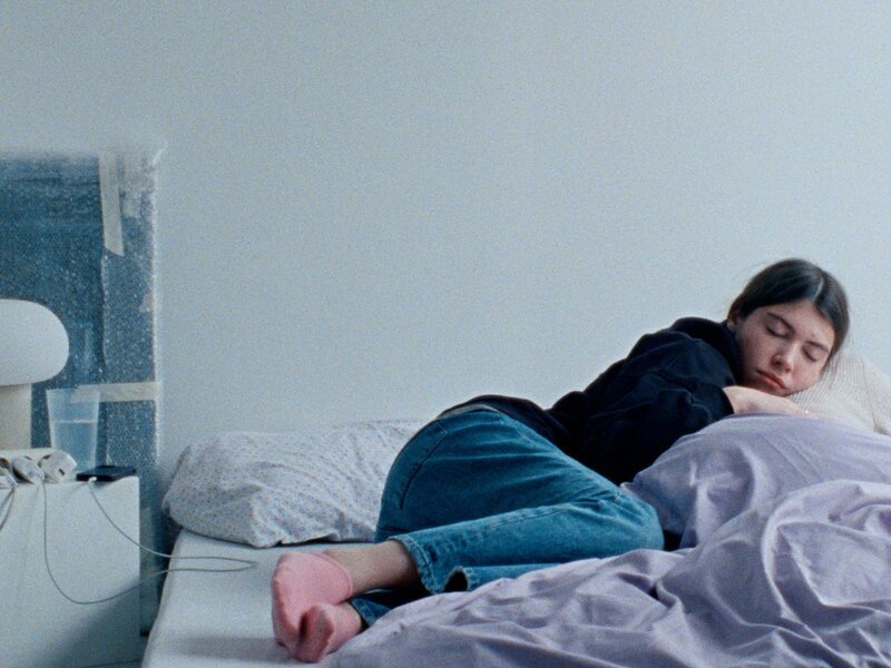 Sasha (Natasha Goncharova) ruht sich auf ihrem Bett aus. – Bild: ORF/​PanamaFilm