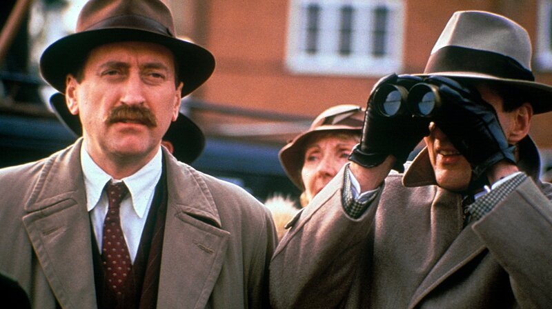 Chief Inspector Japp (Philip Jackson, l) und Captain Hastings (Hugh Fraser) – Bild: WDR/​ITV plc (Granada International)