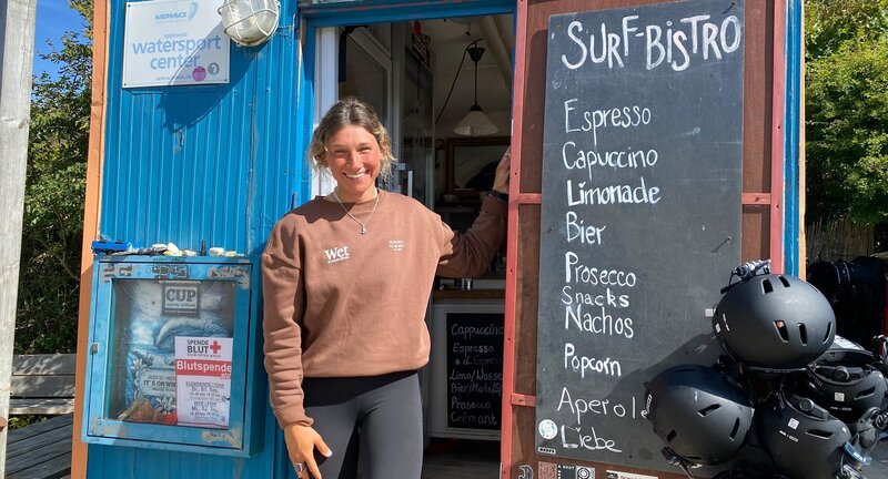 Hereinspaziert! Marret Zielke vor der Surfschule in Utersum. – Bild: NDR/​Elin Hinrichsen