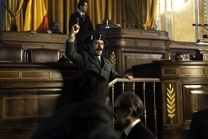 Oberstleutnant Antonio Tejero (David Lorente, Mi.) während des bewaffneten Sturms auf das spanische Parlament – Bild: Julio Vergne/​Movistar Plus+ /​Telefonica Audiovisual Digital, S.L.U.