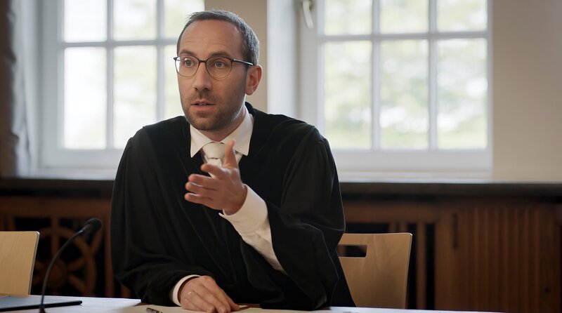 Staatsanwalt Heckner (Jörn Grosse), der schlimmste Gegner der Kanzlei, will die Anwälte aus dem Verkehr ziehen. – Bild: ARD/​Georges Pauly