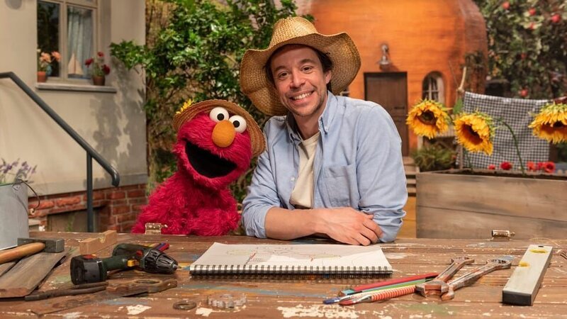 Elmo und Checker Tobi werden kreativ, als es darum geht, die Sesamstraße abzukühlen. – Bild: NDR/​Sesame workshop/​Thorsten Jander
