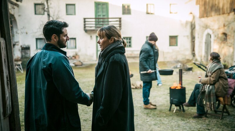 Bei Pias Geburtstagsfeier im Hof der Familie Kraus: Pia (Julia Koschitz) unterhält sich mit Tarek (Bardo Böhlefeld, li.). – Bild: ARD Degeto Film/​ORF/​Mona Film/​Victoria Herbig