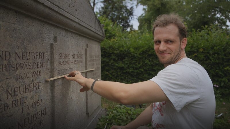 Max Kyrein ist einer der Graveure, die für Claus Rehm die Grabsteine beschriften. – Bild: Pius Neumaier /​ BR /​ BR/​Pius Neumaier