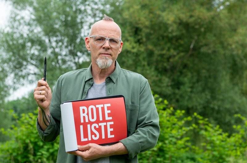 Immer öfter erreichen uns erschütternde Nachrichten darüber, dass eine weitere Tierart vom Aussterben bedroht ist. Wie zählt man aussterbende Arten? Noch ganz „oldschool“ per Hand? Oder doch schon mit ausgeklügelten modernsten Computersystemen? Thomas D erklärt es bei „Wissen vor acht – Natur“. – Bild: ARD/​Melanie Grande