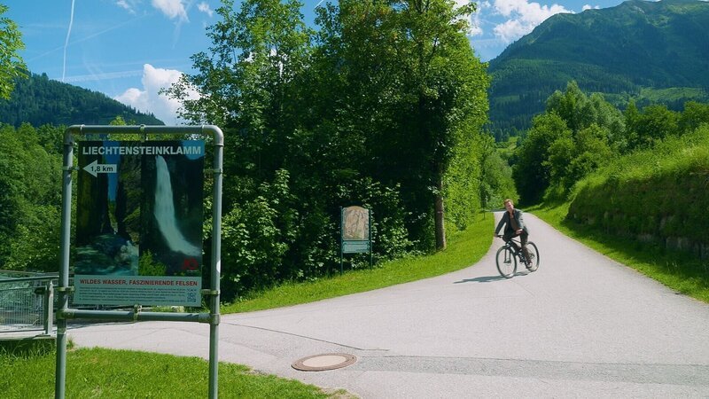 Sagenjäger Max Müller auf Spurensuche. – Bild: ORF/​Alpha Vision Film
