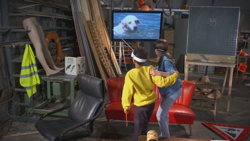 Lina und Jamey testen, wie sich ein blinder Hund fortbewegt. – Bild: „&nbsp;…