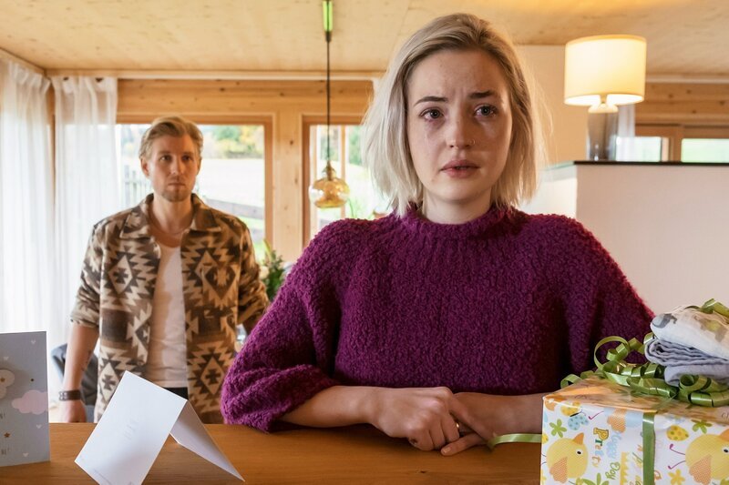 Moment der Wahrheit: Sahra Mahita als Karla Jenner, Hannes Schmid als Fabian Marx – Bild: SRG SSR/​ZDF/​Erika Hauri