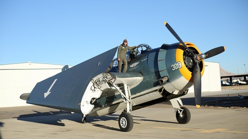 Wide, full length of Parking standing on the wing of the Avenger, posing – outside. – Bild: Discovery Communications LLC