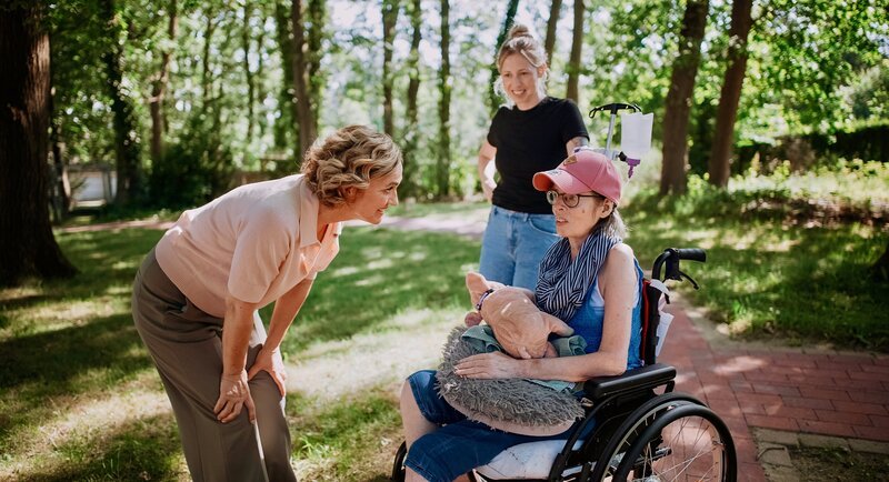 Caren Miosga mit Petra Junker-Jung und deren Tochter Kim Junker-Mogalle. Petra Junker-Jung hat nach einem Hirnaneurysma und mehreren Schlaganfällen Pflegegrad 5 und wurde acht Jahre lang zu Hause gepflegt. – Bild: NDR/​Jan Müller/​MIO Media GmbH