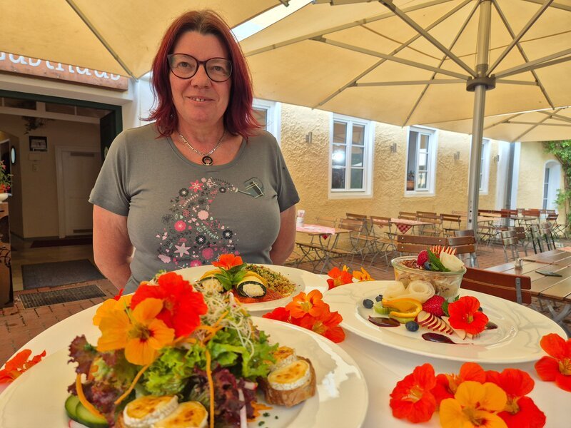 Die Wirtin Marie Hoffmann vom Schloss Blumenthal in Aichach stellt das 3-Gänge-Menü vor. – Bild: Andrea Wörle /​ BR; Bewegte Zeiten Filmproduktion GmbH /​ BR