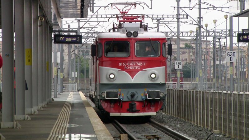 Am Bahnhof Arad im Westen Siebenbürgens fährt ein Zug ein. – Bild: P. M?rb.
