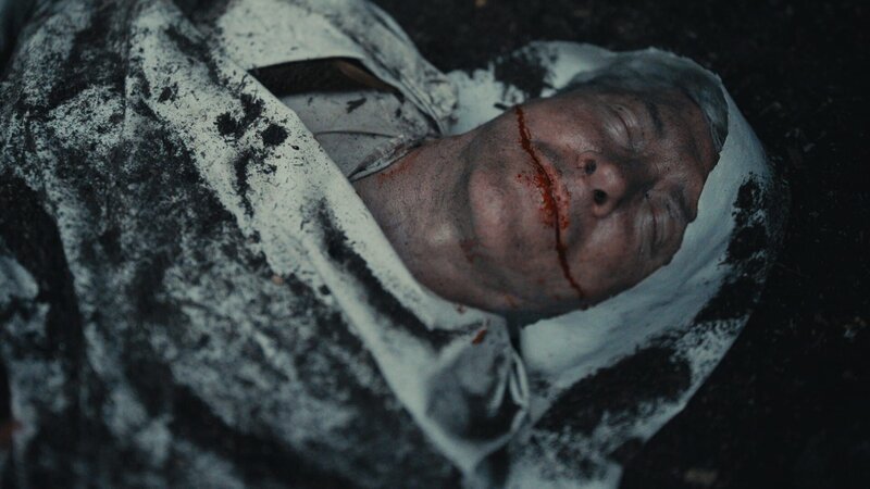 NACHSTELLUNG – Peter Blagojevićs exhumierte Leiche mit frischem Blut im Gesicht. (Cineflix/​Jordan Lynn) – Bild: Jordan Lynn /​ Cineflix/​Jordan Lynn /​ Cineflix