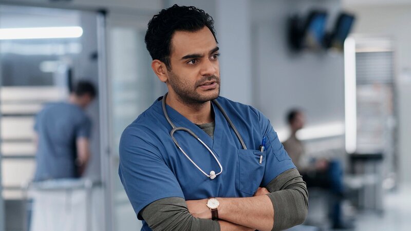 Transplant – Ein besonderer Notarzt, Staffel 2, Folge 1 „Lebensretter mit Herz“: Hamza Haq als Bashir Hamed. – Bild: SRF/​ Sphere Media inc.