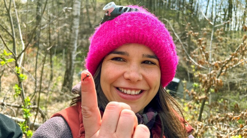Anna mit einer Kahlrückigen Waldameise auf dem Finger. – Bild: BR/​Text und Bild Medienproduktion GmbH & Co. KG/​Gerrit Mannes