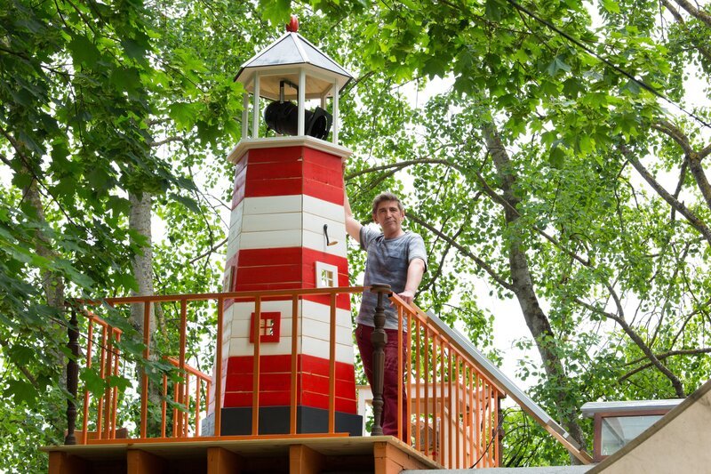 Endlich geschafft! Der Leuchtturm steht. Fritz (Guido Hammesfahr) gefällt der richtig gut – nur Herr Kluthe scheint ein Problem mit ihm zu haben. Dabei war er doch eben noch so begeistert von der Geburtstagüberraschung? – Bild: Zia Ziarno /​ ZDF
