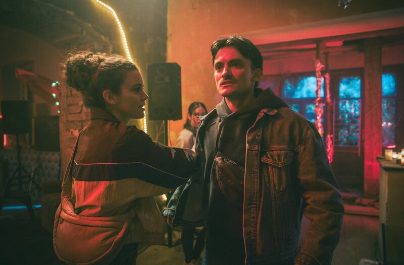 In der alten Fabrik: Vivian (Anja Pichler) hält Roman (Leòn Orlandianyi) davon ab, sich weiter mit jemandem zu prügeln, der sich abfällig über Amy geäußert hat. – Bild: ARD Degeto Film/​ORF/​Mona Film/​Victoria Herbig