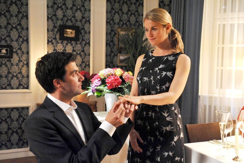 Marlene (Lucy Scherer, r.) nimmt Konstantins (Moritz Tittel, l.) Heiratsantrag an. – Bild: ARD/​Ann Paur
