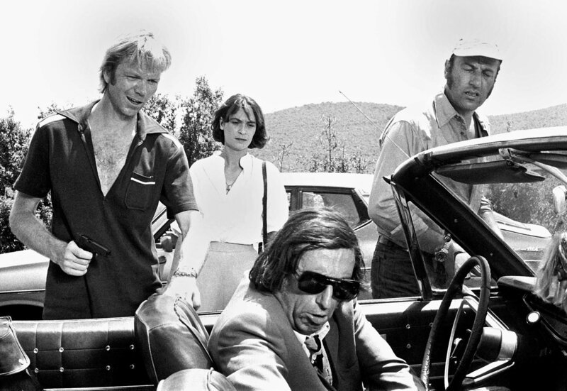 Mit einer raffinierten Falle holen sich Franz Meersdonk (Manfred Krug, re.) und Günther Willers (Rüdiger Kirschstein, li.) ihr gestohlenes Geld zurück. Sylvia Mittermann (Monica Bleibtreu, 2. v. li.) ist gespannt, was Schani (Herbert Fux, sitzend im Auto) da herauskramt. – Bild: SWR