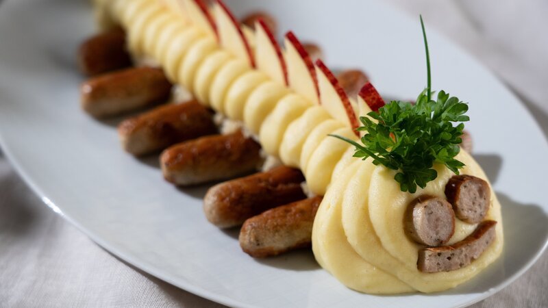 Ein Klassiker der fränkischen Küche: der „Drachenfüßler“, serviert mit Rahm-Sauerkraut und Kartoffelstampf. Die Spezialität aus Nürnberger Bratwürsten verdankt ihren Namen dem fantasievollen Anrichten auf dem Teller. – Bild: WDR;2Bild TV.Events & Media Gmbh /​ WDR/​2Bild TV.Events & Media Gmbh