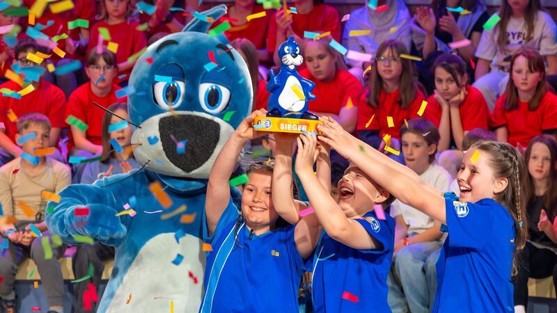 Gemeinsam mit Piet Flosse feiert das blaue Team aus Lengede/​Niedersachsen den Sieg. – Bild: ZDF