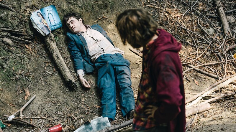 Der auf einer unbewohnten Insel gestrandete Hank (Paul Dano, re.) hat in der Leiche Manny (Daniel Radcliffe) endlich seinen Retter gefunden. – Bild: ARD Degeto Film/​IRONWORKS PRODUCTIONS, LLC