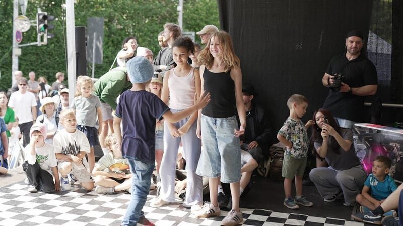 Von links, Mitte: Luwa und Ida beim Sport-Festival in München. – Bild: BR/​Südkino Filmproduktion GmbH/​Arthur Meitzner