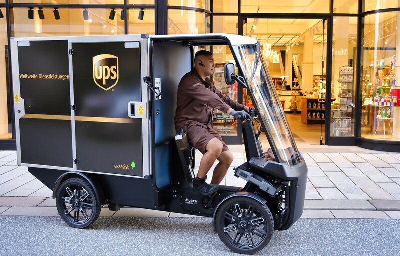 Mit dem schmalen Cargo-Bike kommt Bakyt Usenov in der Innenstadt leicht an alle Lieferadressen. Er darf auf Fußwegen direkt vor den Kunden-Geschäften halten. – Bild: NDR/Boris Poscharsky Mit dem schmalen Cargo-Bike kommt Bakyt Usenov in der Innenstadt leicht an alle Lieferadressen. Er darf auf Fußwegen direkt vor den Kunden-Geschäften halten. – Bild: NDR/Boris Poscharsky