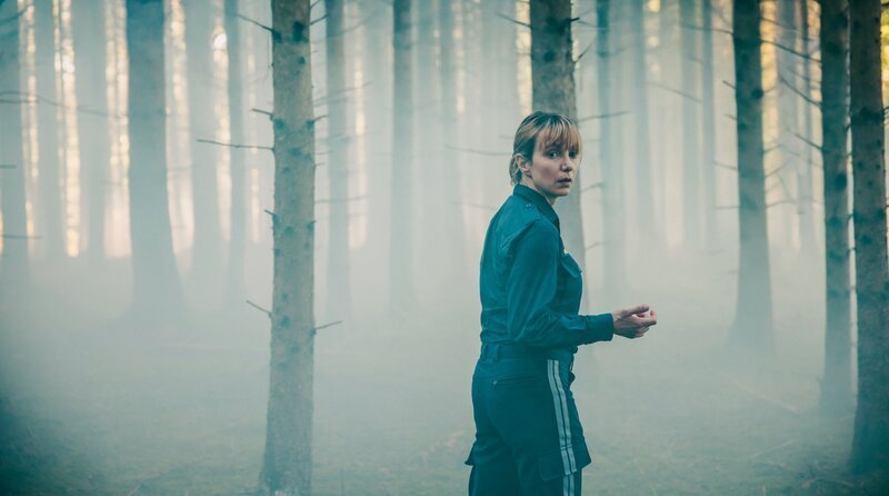 Polizistin Pia Krauss (Julia Koschitz) hilft bei der Suche nach ihrer vermissten 17-jährigen Nichte Amelie. – Bild: ARD Degeto Film/​ORF/​Mona Film/​Victoria Herbig