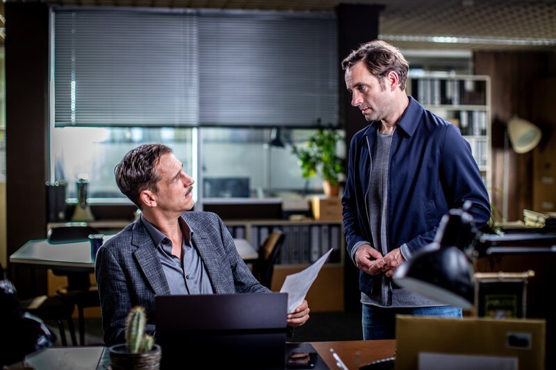 Dr. Oliver Schöpfner (Max von Thun, links) und Sebastian Loncar (Jonas Laux). Basti reicht Urlaub ein, Schöpfner hat ein offenes Ohr für ihn. – Bild: RTL /​ Behrus Yazdanfar /​ Redseven Entertainment