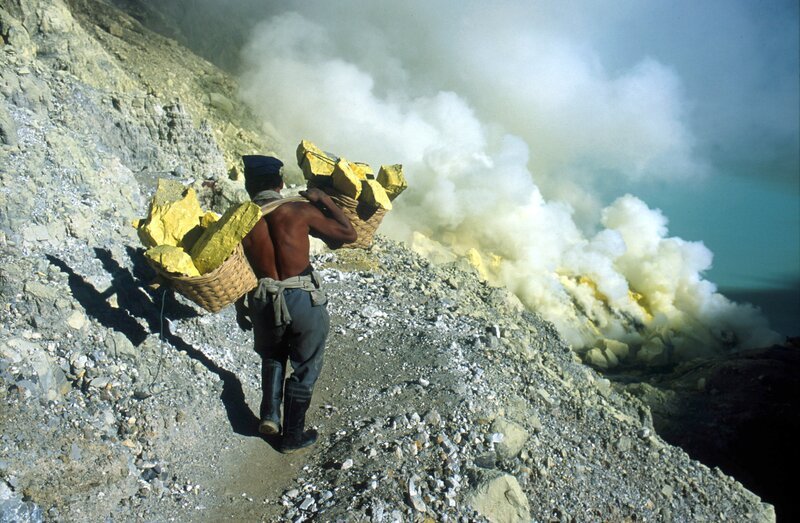 Schwefelmine in Indonesien. – Bild: 3sat Schwefelmine in Indonesien. – Bild: 3sat