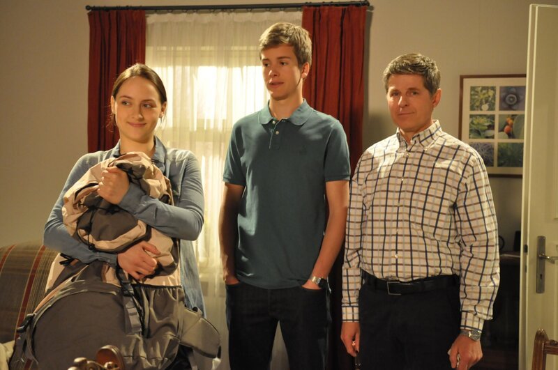 Patrick ist froh über Tamars Rückkehr. Von links: Tamar (Irina Kurbanova), Patrick Westernrieder (Lucas Bauer) und Roland Bamberger (Horst Kummeth). – Bild: BR/​Jo Bischoff