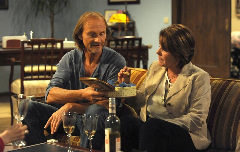 Sascha und Rosi lassen sich die Kekse schmecken. Sascha Wagenbauer (Eisi Gulp) und Rosi Brunner (Brigitte Walbrun). – Bild: BR/​Marco Orlando Pichler