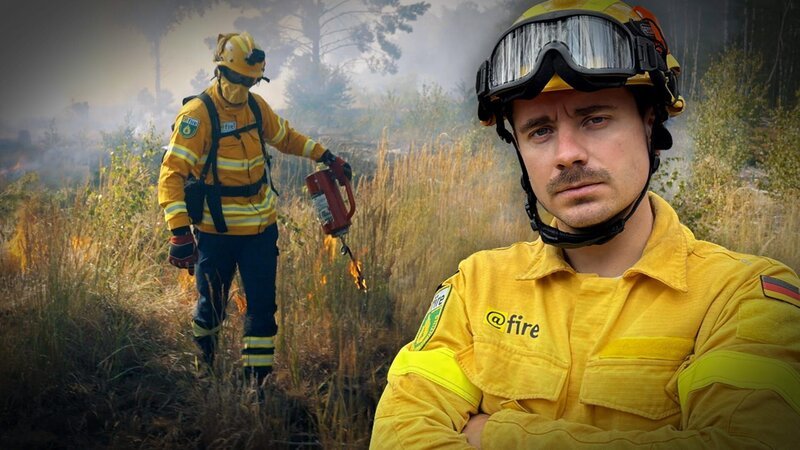 Wie bekämpft man einen Waldbrand? PULS-Reporter Kevin trainiert drei Tage mit dem Katastrophenschutz. Er lernt, Feuer zu löschen und sich im Ernstfall vor den Flammen zu schützen. Am Ende muss er selbst ins Feuer. Kann er mit den Profis mithalten? – Bild: Michelle Balzer / BR / BR/Michelle Balzer Wie bekämpft man einen Waldbrand? PULS-Reporter Kevin trainiert drei Tage mit dem Katastrophenschutz. Er lernt, Feuer zu löschen und sich im Ernstfall vor den Flammen zu schützen. Am Ende muss er selbst ins Feuer. Kann er mit den Profis mithalten? – Bild: Michelle Balzer / BR / BR/Michelle Balzer