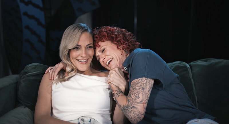 Sandy (li.) und Lucy. – Bild: ARD/​MDR, Warner Bros. ITVP Deutschland GmbH.