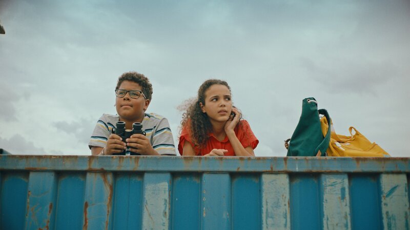 Kofi (Mathieu Noël) und Taara (Josefine Maxima) warten im Containerhafen auf den Adlerholz-Schmuggler. – Bild: NDR/​Letterbox