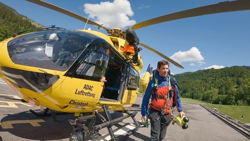 Tobias Krempl, Bergretter der Bergwacht Grainau, beim Einsatz. – Bild: BR;Timeline Production /​ BR/​Timeline Production