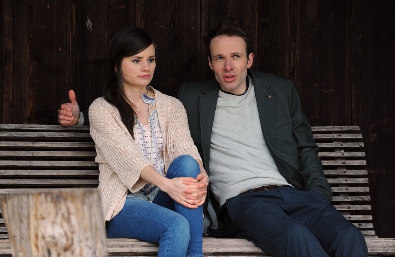 Mathias will Saskia überzeugen, nicht im Streit mit ihrer Mutter auseinanderzugehen. Von links: Saskia Brunner (Joyce Ilg) und Mathias (Benedikt Figel). – Bild: BR/​Marco Orlando Pichler