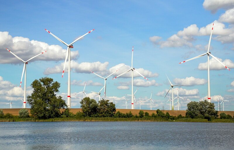 Brandenburg ist Vorreiter der Energiewende. Nirgendwo sonst in Deutschland gibt es pro Einwohner so viel Wind- und Solarenergie. Doch beliebt sind die Anlagen nicht. Wo gebaut werden soll, gibt es oft Protest. Mittlerweile müssen Betreiber die betroffenen Gemeinden finanziell beteiligen. Doch kommt das Geld auch bei den Anwohnern an? Und können Abgaben wie der „Windeuro“ die Stimmung drehen? – Windräder Bertikow – Bild: rbb/​Stefanie Otto