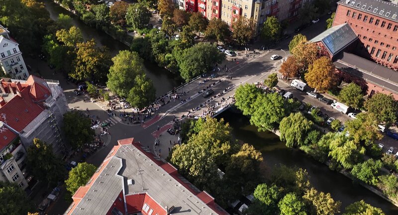 Blick auf die Hobrechtbrücke, zwischen Kreuzberg und Neukölln. – Bild: rbb/​Jörg Johow