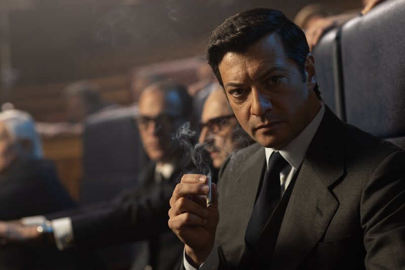Álvaro Morte (re.) spielt die Hauptrolle des spanischen Ministerpräsidenten Adolfo Suárez in der historischen Miniserie „Anatomie eines Augenblicks“. – Bild: Julio Vergne/​Movistar Plus+ /​ Telefónica Audiovisual Digital, S.L.U.
